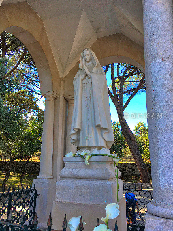 我们的法蒂玛夫人雕像在Valinhos, Ourém -葡萄牙